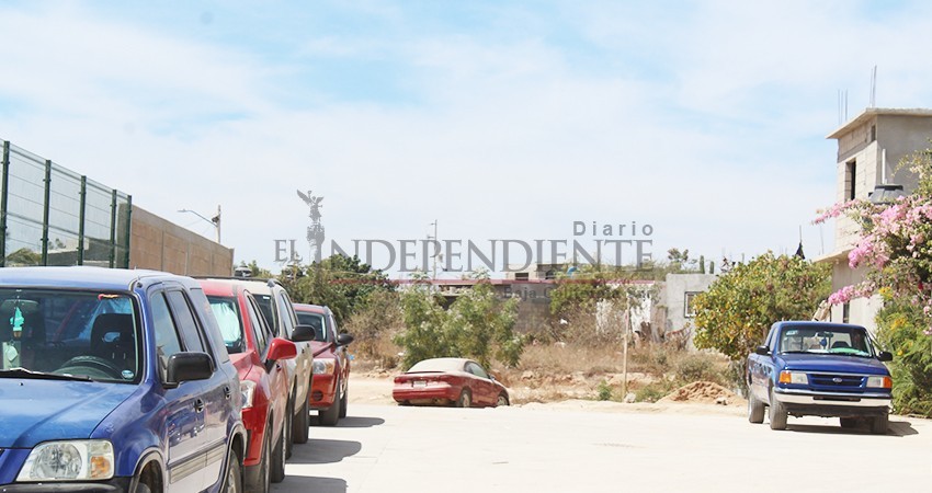 Carros abandonados invaden calles y banquetas de Cabo San Lucas