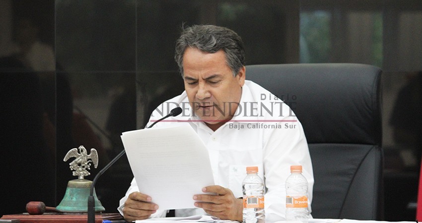 Se lanza Ramiro Ruíz contra notario y gerente del banco del Congreso BCS