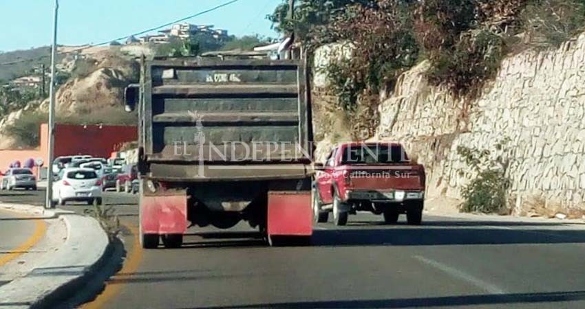 Dompes de carga están obligados a llevar material cubierto por lona, advierte Transporte