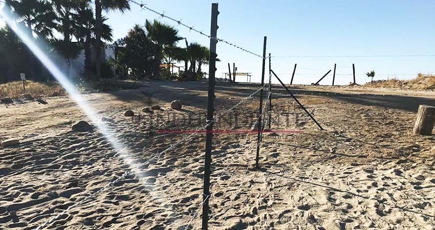 Con alambre de púas restringen acceso a playa de SJC