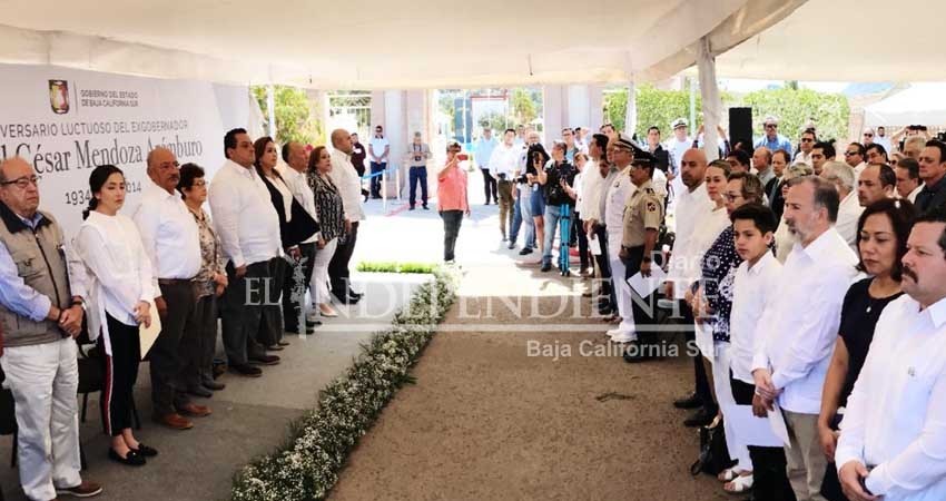 Acompaña el ex candidato Meade a Mendoza Davis en aniversario luctuoso del ex Gobernador Mendoza Aramburo