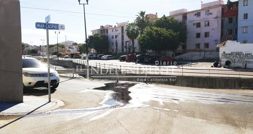 Falta de agua por un lado y derrame en otro; Así el Oomsapas en Cabo San Lucas