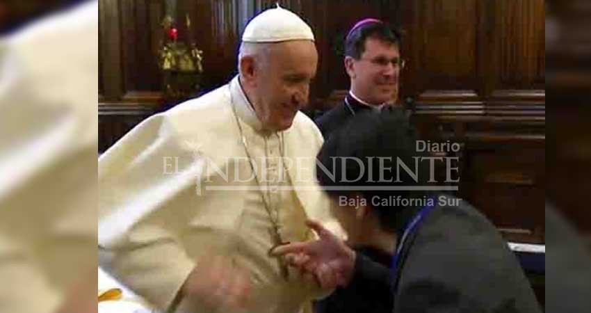 Así justifica Francisco su rechazo a que besen anillo pastoral
