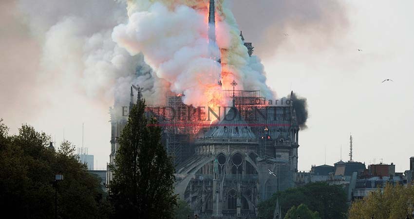 TRAS INCENDIO… ‘Estructura de Notre Dame está a salvo’, confirman bomberos