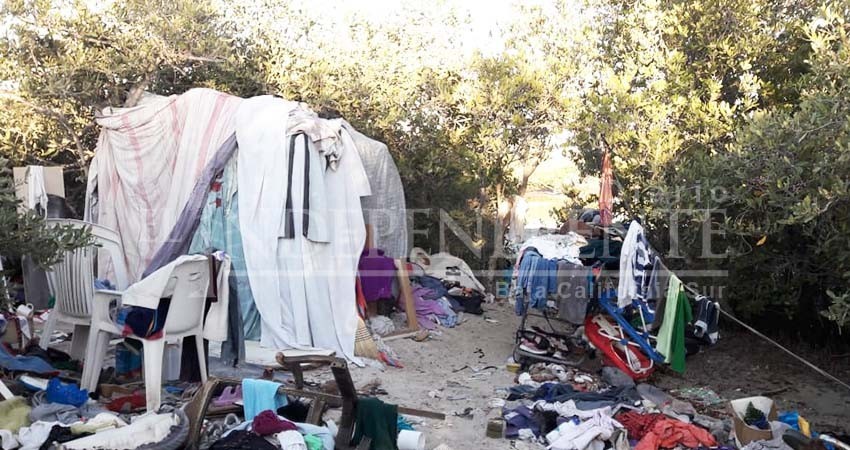 El hombre que acumula basura y vive entre los manglares de La Paz