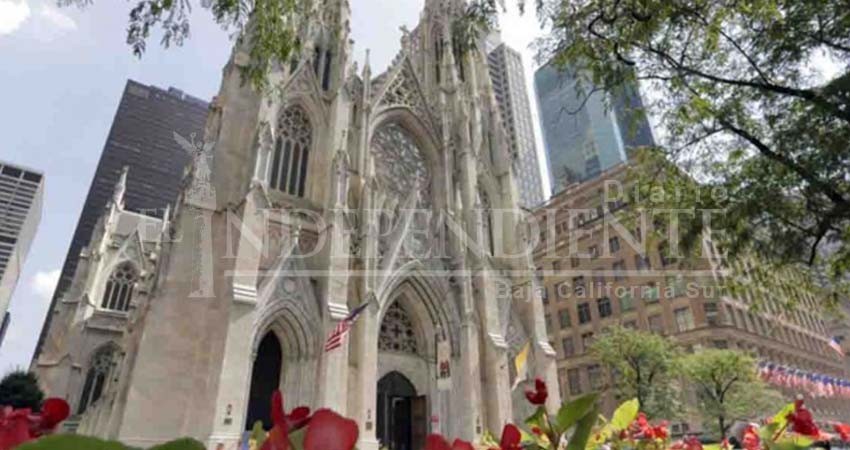 Detienen a hombre en catedral de NY con botes de gasolina