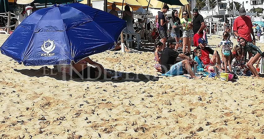 “Hace negocio” el Ayto de Los Cabos con sombrillas de Zofemat en playas de CSL