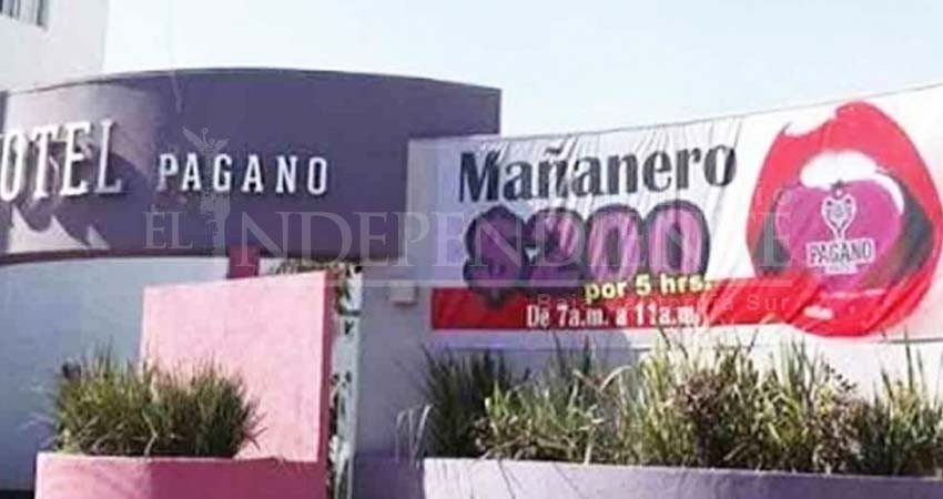 Mujer llega con su amante a motel, pero esposo entra y lo mata