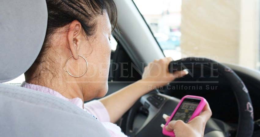 Apenas 3 infracciones por hablar por celular al conducir, informa Seguridad Pública