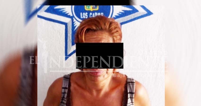 Fue invitada a comer y ya en la comida le robó a la anfitriona