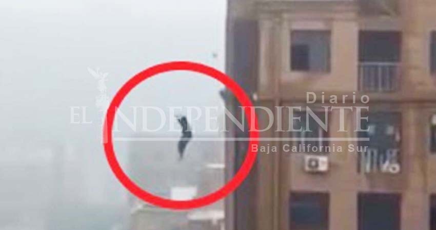 ¡Aterrador! Intentaba la mejor selfie pero cae de edificio