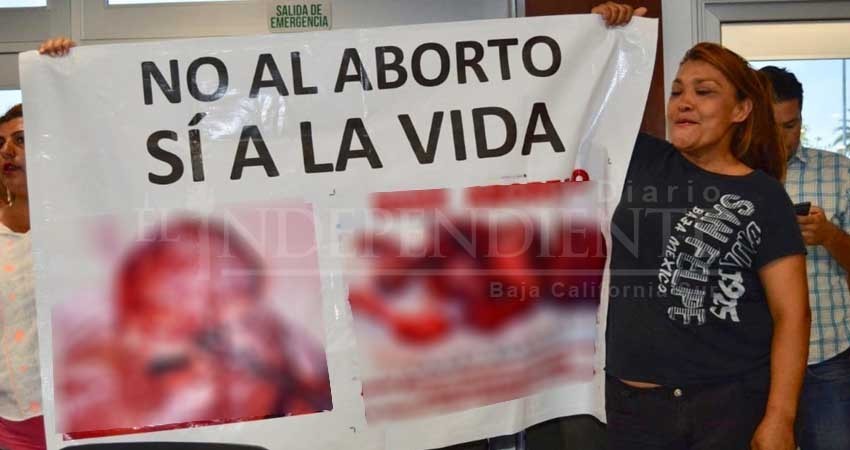 Manifestantes revientan Congreso local con imágenes de aborto y sexo