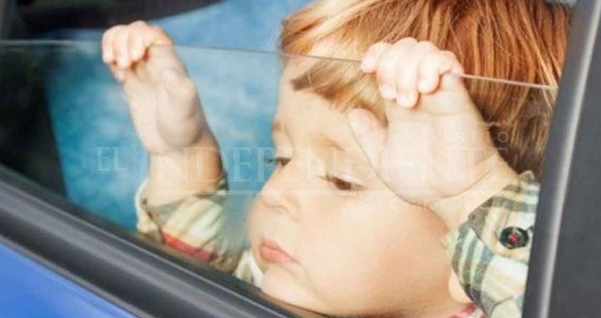 Abandonan a niños en coche, uno llama al 911 para pedir ayuda