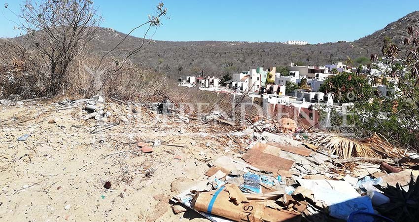 Fuertes vientos evidencían grandes cantidades de basura en calles de Cabo San Lucas