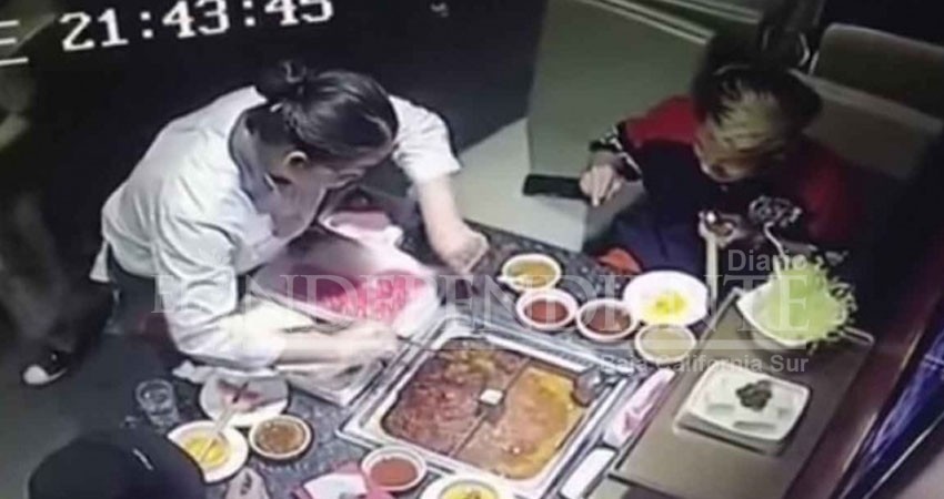 Olla hirviendo le explota a mesera; queda grabado