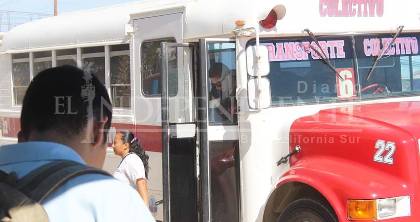 Multa y suspensión de tres días a chóferes de transporte público que usen celular mientras conducen