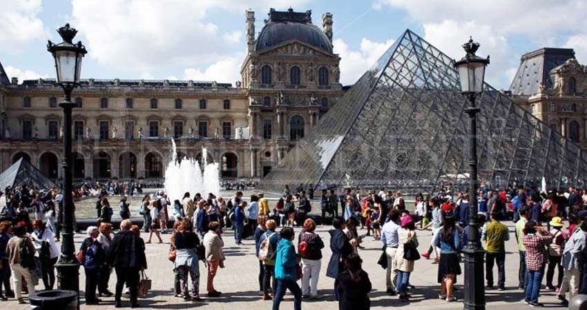 Reabre el Museo del Louvre tras paro de trabajadores