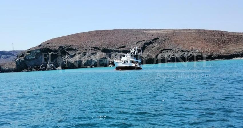 Encalla embarcación en Playa Balandra