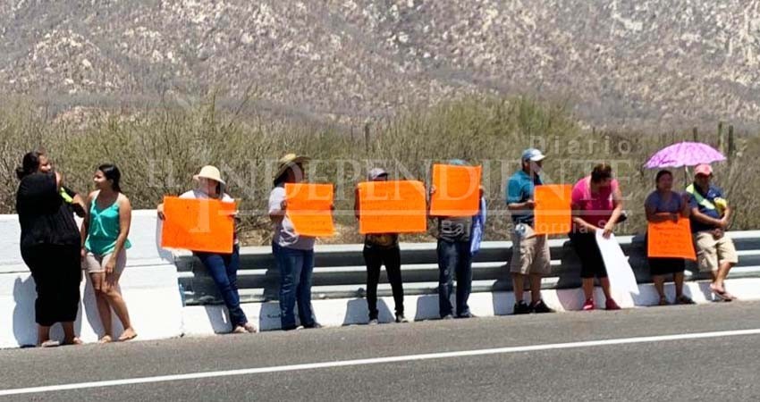 Se manifiestan colonos de Puerto Nuevo en SJC; esperan llegada de AMLO
