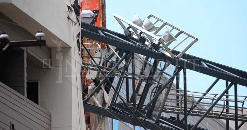 Grúa de construcción cae sobre edificio en EU y aplasta a mujer