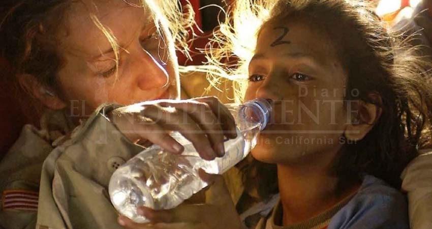 Beber agua de la llave es igual a ingerir una tarjeta de plástico