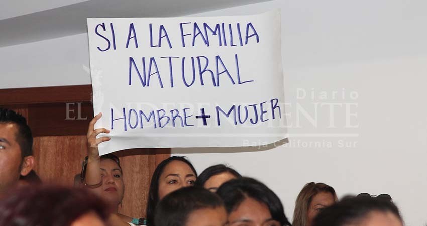 Sobre los diputados está Dios, reclama el Frente por la Familia