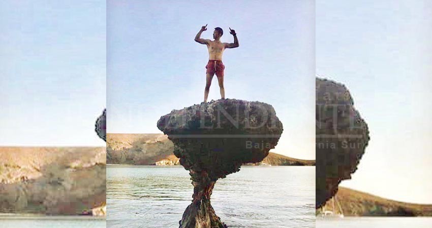 Otro inconsciente… se montó en la emblemática piedra de Balandra