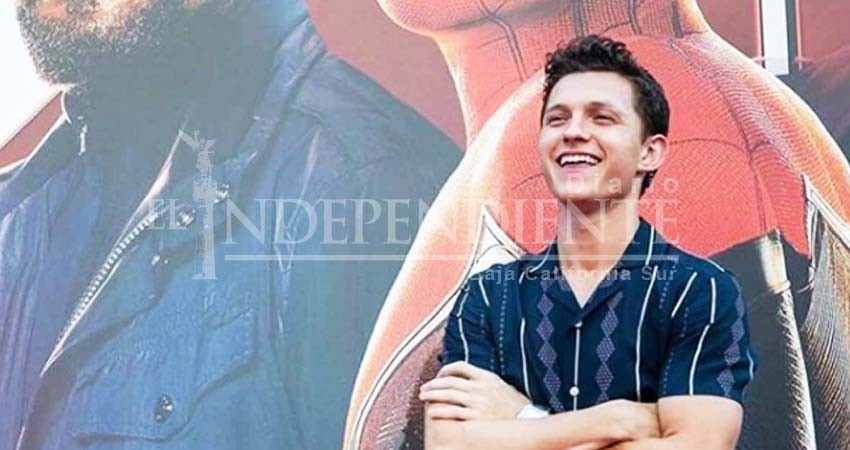 Tom Holland enfurece con fans y les tira sus pósteres para salvar a una joven