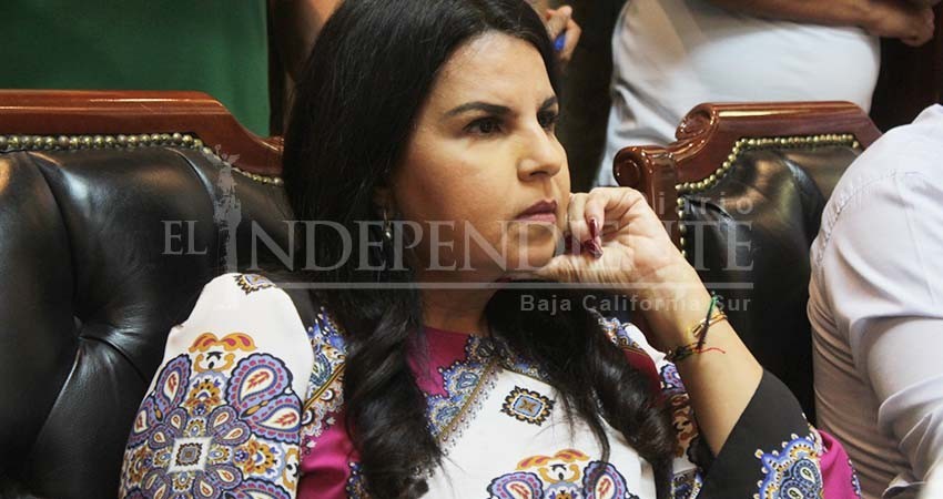 Contralora pidió permiso, aún no se habla de renuncia, informó Armida Castro