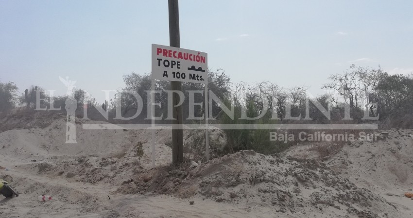 Se compromete Servicios Públicos a raspar y regar calle Tamaral de CSL