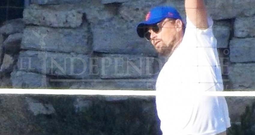 DiCaprio recibe balonazo en la cara jugando voleibol y se convierte en meme