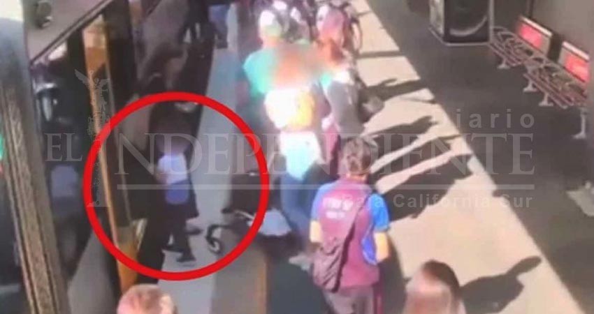 Niño cae a vías del tren; pasajeros intentan rescatarlo