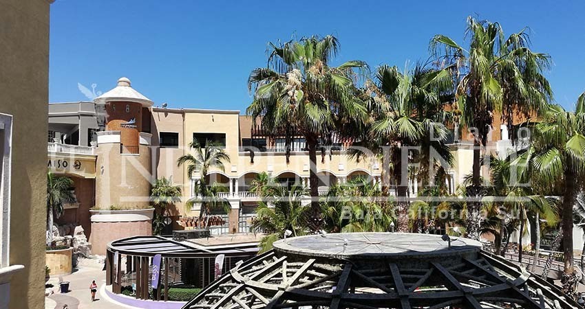 Menor de edad cae de segundo piso de plaza comercial en Cabo San Lucas