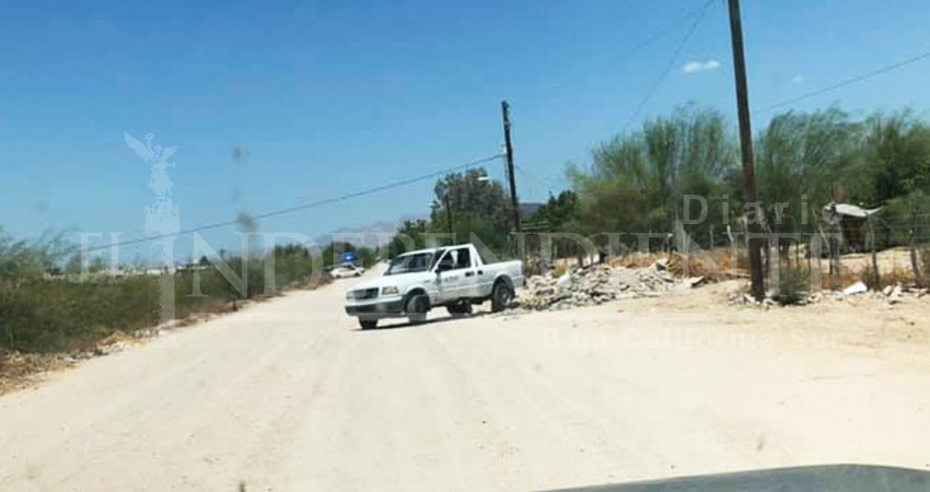 Captan vehículo del Ayto de La Paz tirando escombro en el bordo