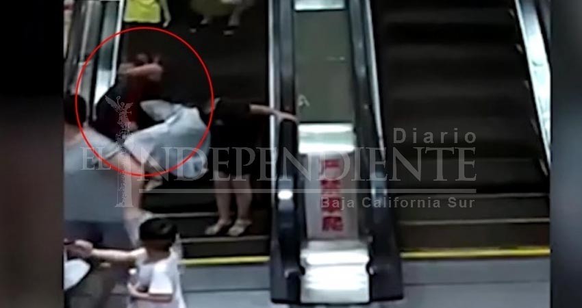 Niño de dos años cae en escalera eléctrica y casi le tritura el brazo