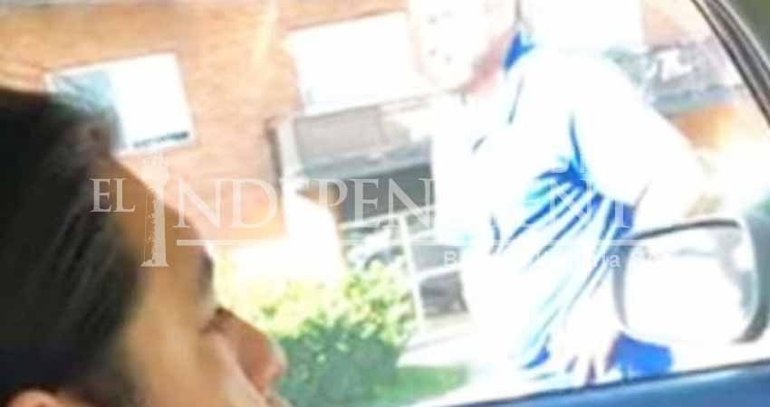 Policía da 'cristalazo' para arrestar a migrante mexicano