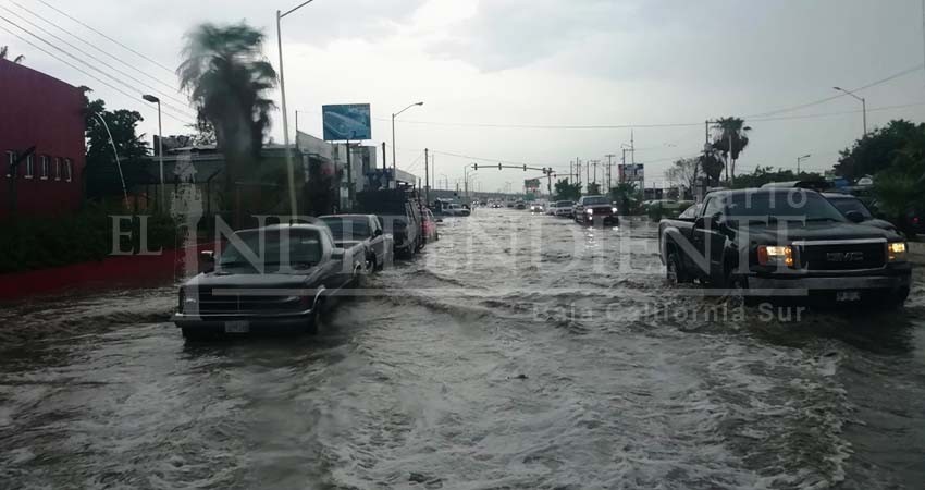 Por lluvias, distribuidor vial en 8 de octubre crea zona peligrosa de inundación
