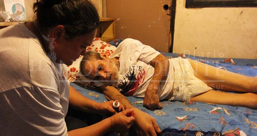 Llega apoyo ciudadano y de autoridades para hermanos con derrame cerebral de Chametla