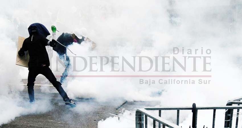 Policía de Hong Kong reprime protesta no autorizada