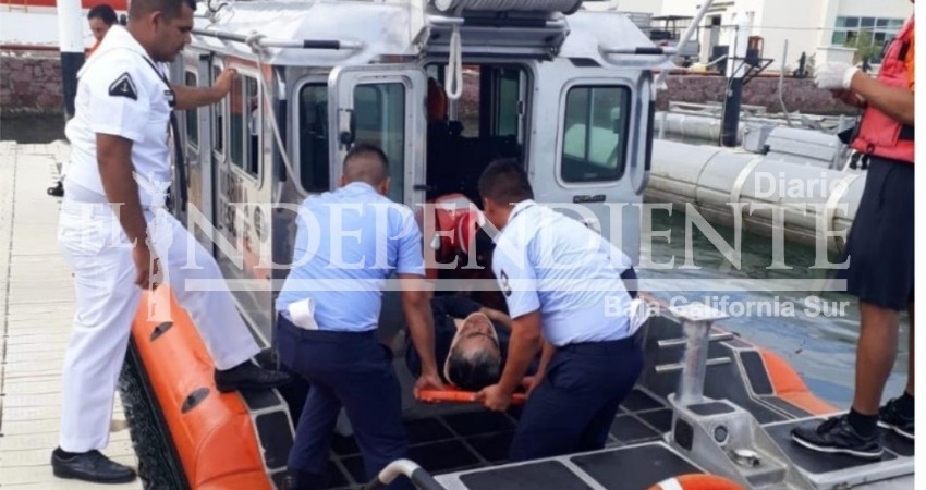 Semar rescata a dos personas heridas de un buque carguero en La Paz