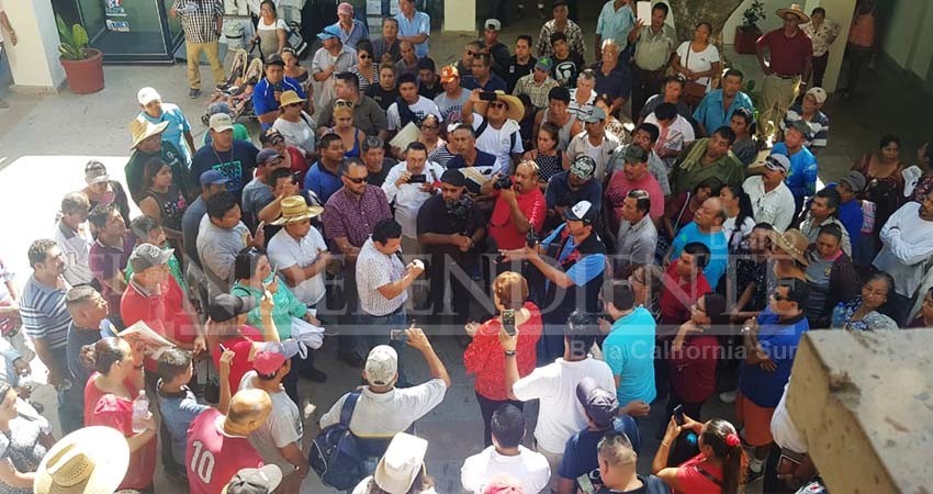 Afiliados Anapromex exigen a las afueras del Ayuntamiento la devolución de autos decomisados