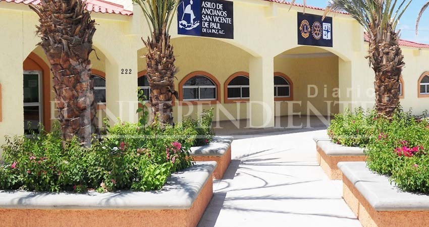 Regala el alcalde de La Paz 15 fosas en Jardines del Recuerdo a residente del Asilo de ancianos