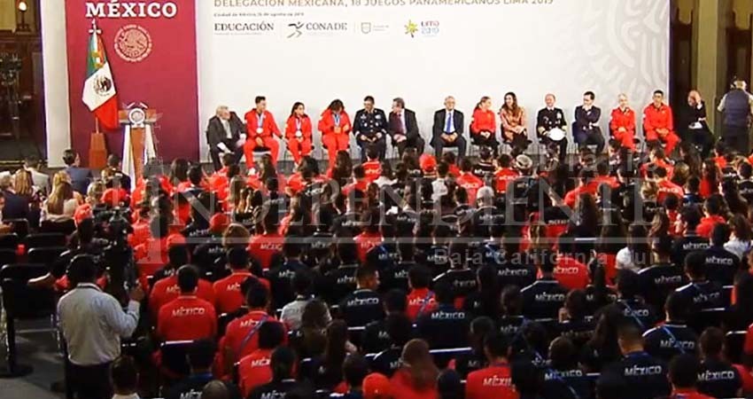 Presidente de la Republica entrega estímulos económicos a atletas de Juegos Panamericanos