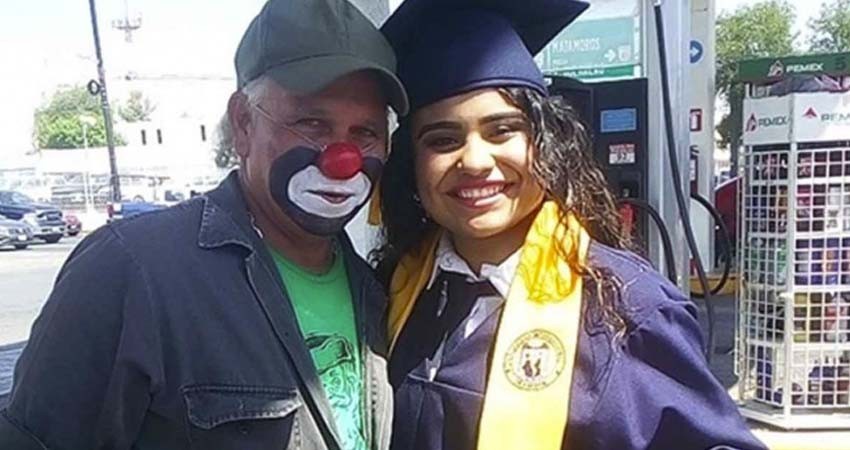 Así reaccionó un payasito al ver a su hija recién graduada