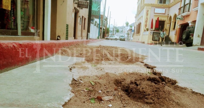 Con tierra, taparon un bache a un costado del Palacio Municipal