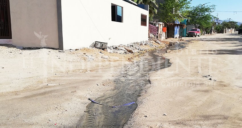 En medio de un río de aguas negras viven habitantes de Caribe Bajo