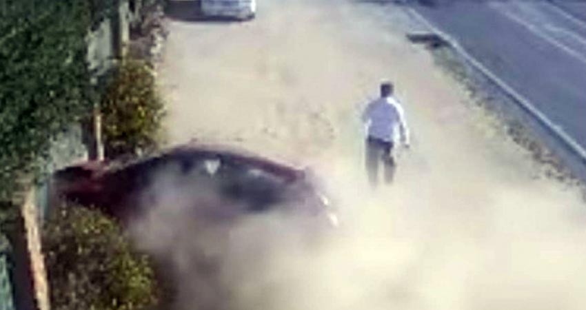 ¡De milagro! Hombre logra esquivar coche sin control