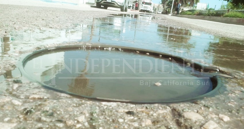 Brotan aguas negras cerca del edificio de Oomsapas Los Cabos