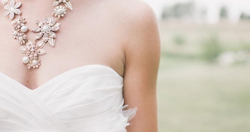 Novia embarazada muere a pasos del altar y bebé nace de emergencia