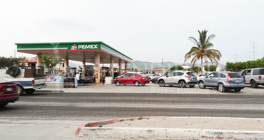 A pesar de los llamados se observan largas filas en compras de pánico